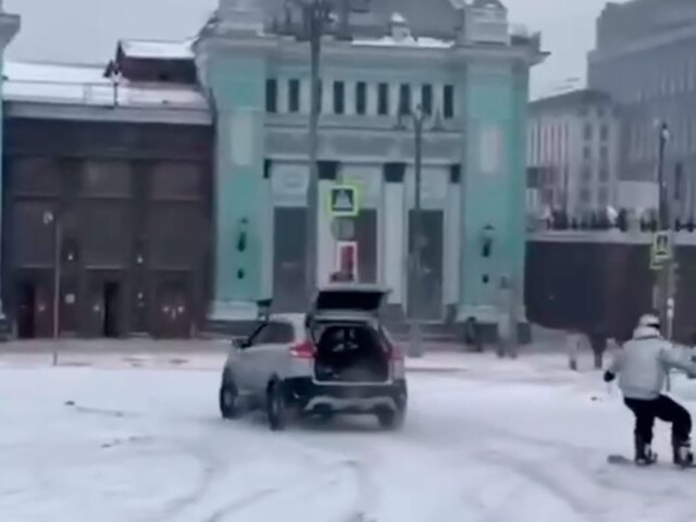 Девушку задержали после ролика с катанием сноубордиста на тросе у вокзала в Москве