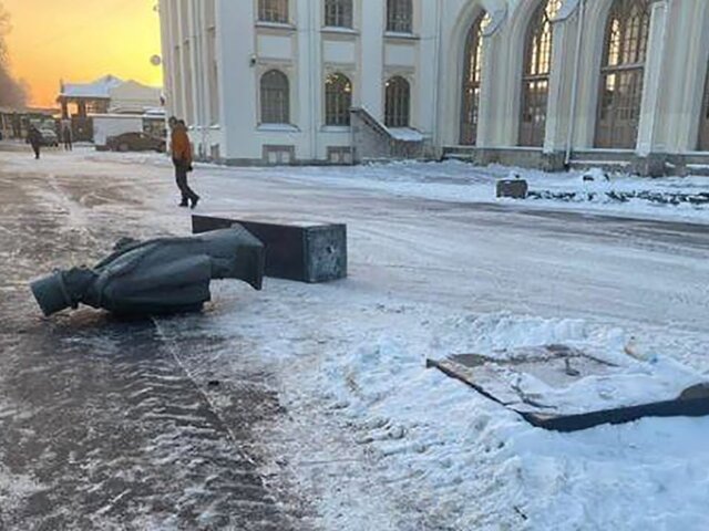 Снегоуборочная машина снесла памятник барону Штиглицу в Петергофе