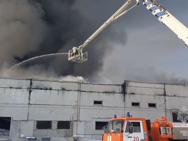Пожар на складе в Красноярске локализовали на площади 13,2 тыс 