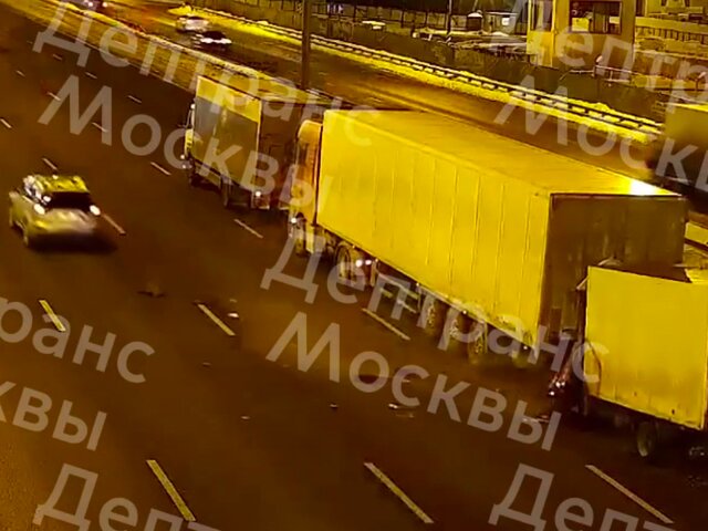 ДТП с участием грузовика произошло на МКАД в районе развязки с Профсоюзной улицей