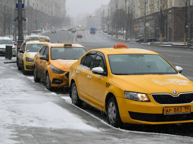 Эксперт оценил инициативу Минтранса контролировать переработку таксистов
