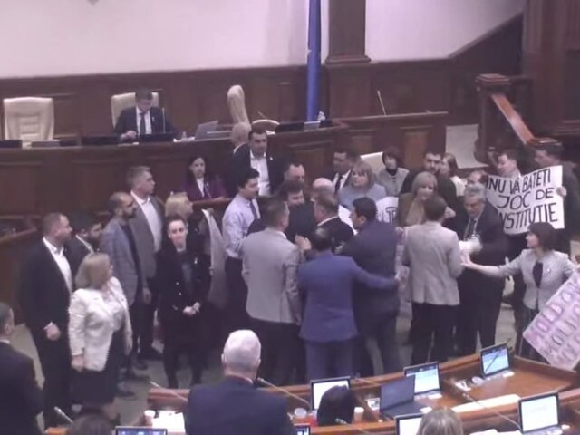 В Молдавии депутаты подрались из-за переименования молдавского языка в румынский