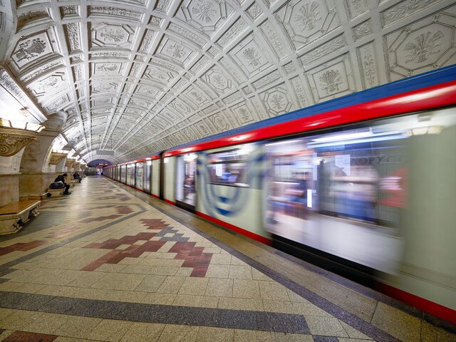 Женщина упала под поезд на станции метро 