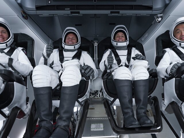 Crew Dragon с россиянкой Анной Кикиной вернулся на Землю с МКС