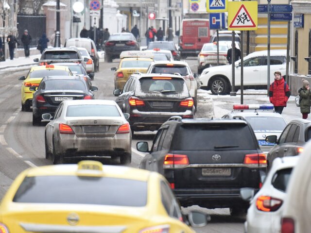 Московских водителей предупредили о заторах на дорогах