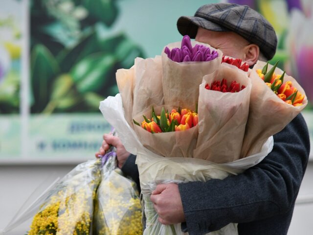 Экологи призвали не покупать цветы в упаковке 8 марта