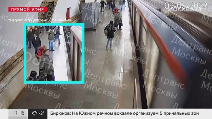 Парень столкнул девушку под поезд. В Москве на станции метро «Киевская» пассажира толкнули на рельсы.