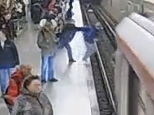 Мужчина толкнул под поезд. Столкнул под поезд в метро. Парень упал на рельсы в метро.
