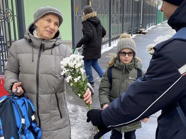 Сотрудники транспорта Москвы подарили женщинам свыше 20 тыс цветов