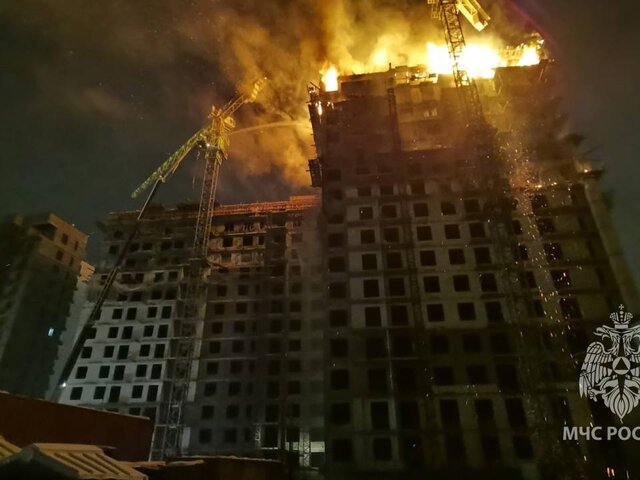 В Иркутске произошел крупный пожар в строящемся многоэтажном доме