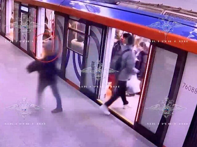 Ранее судимого мужчину задержали после серии краж телефонов у женщин в метро Москвы
