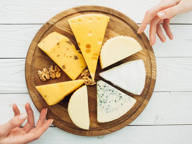 Диетолог рассказала, для кого сыр является запретным продуктом
