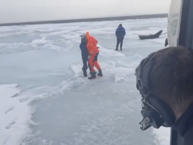 Вертолет эвакуировал со льдины 40 рыбаков в Сахалинской области