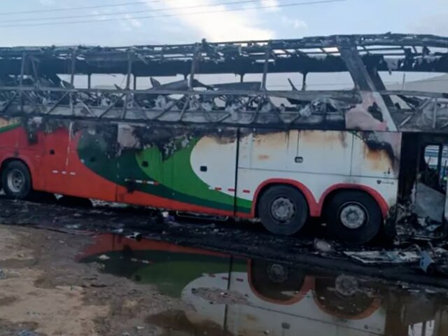 Десять человек погибли в огне после ДТП с автобусом в Перу