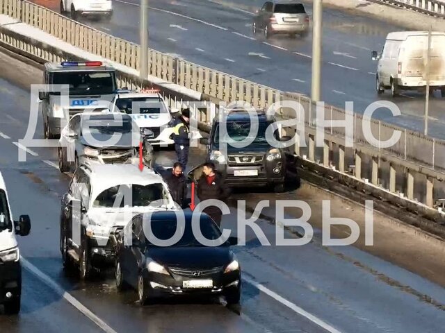 ДТП с участием двух автомобилей произошло на Крылатском мосту