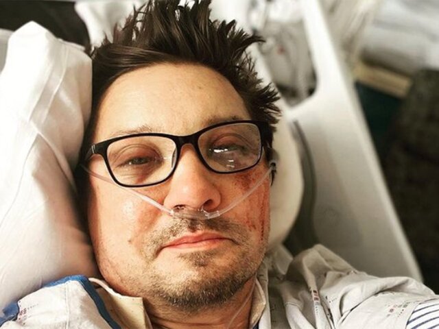 Звезда фильмов Marvel Реннер сделал селфи с больничной койки после несчастного случая