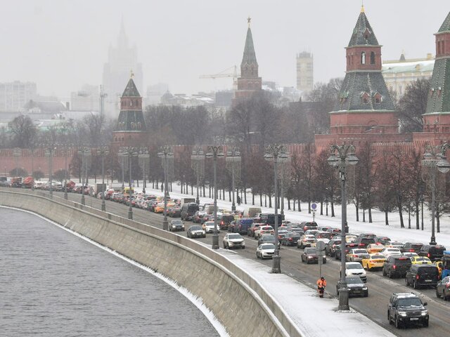 Москвичей предупредили о возможных заторах на дорогах перед началом рабочей недели