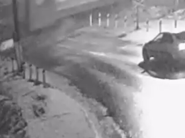 Момент столкновения автомобиля с электричкой около станции Ивантеевка попал на видео