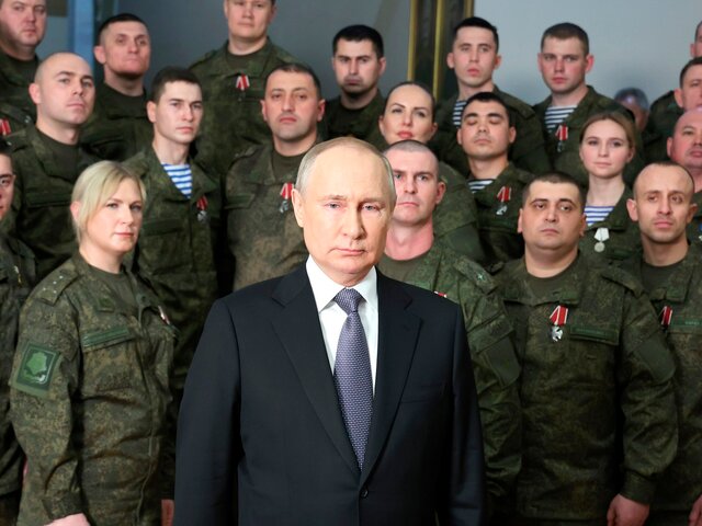 Военкор Коц назвал имена стоявших за Путиным в новогоднем обращении