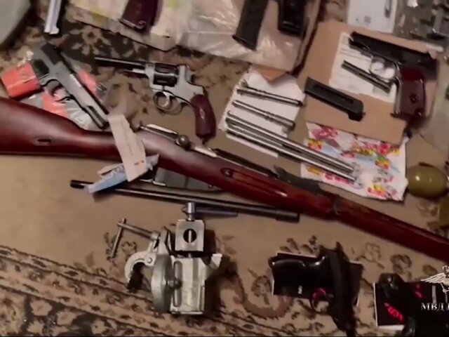 Более 30 пистолетов, автомат и боеприпасы найдены в квартире в Подмосковье