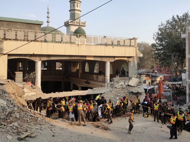Число погибших при взрыве в пакистанской мечети увеличилось до 44