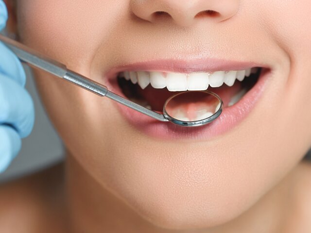 Стоматолог назвал самые вредные для зубов продукты