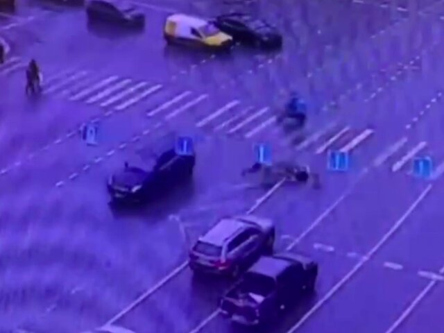 Mercedes сбил велосипедиста на Бутырской улице в Москве