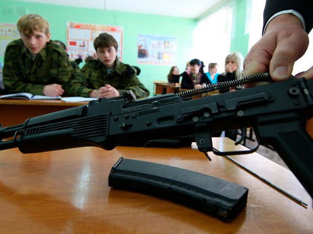 Школы РФ смогут ввести начальную военную подготовку после одобрения родителей – Кравцов