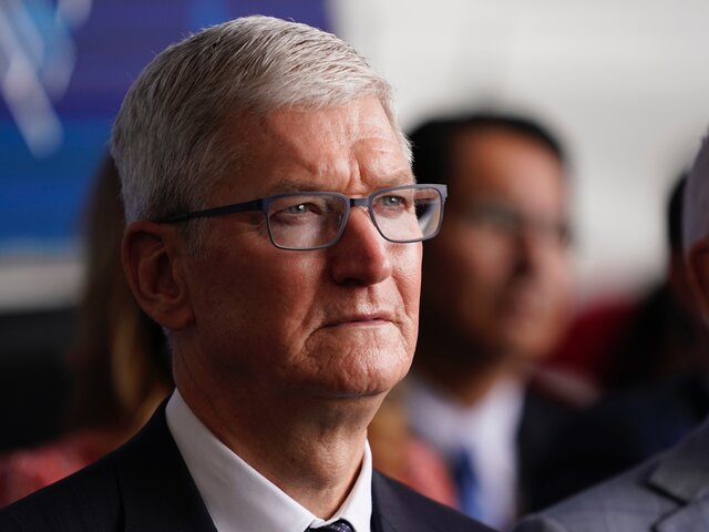 Глава Apple Тим Кук попросил урезать себе зарплату