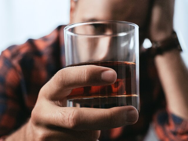 Злоупотреблявшие алкоголем в Новый год могут ощущать рассеянность до 1,5 месяца – врач