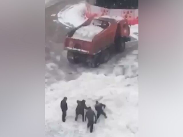 В Ленобласти ребенка засыпало снегом из уборочной техники