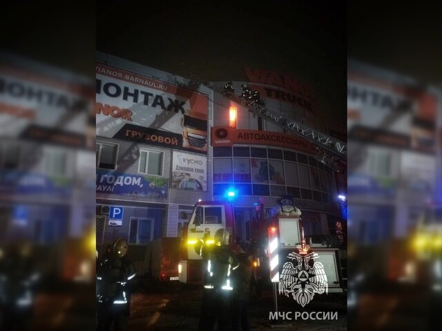 Спасатель пострадал во время тушения пожара в ТЦ в Барнауле