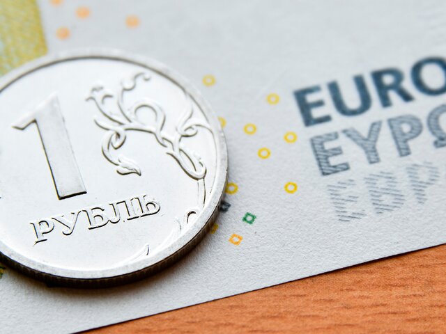 Курс евро на Мосбирже упал ниже 75 рублей, доллар – ниже 70 рублей