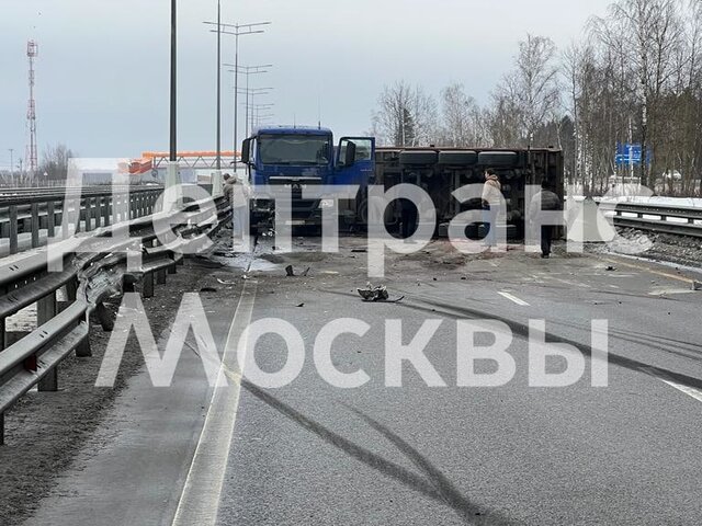 Грузовик с противотанковыми надолбами перевернулся на ЦКАД в районе Подольска