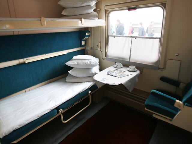 Пассажиры верхних полок поездов смогут есть на нижних при условии поездки на своем месте