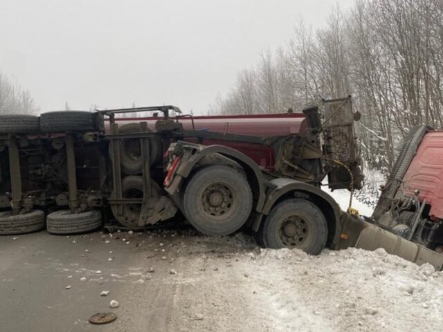 Четыре человека погибли в ДТП с грузовиком и микроавтобусом в Пермском крае