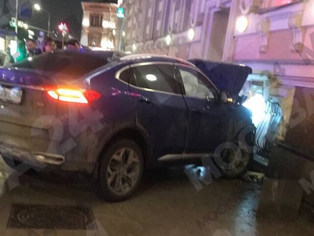 Автомобиль врезался в здание на Сретенском бульваре в центре Москвы