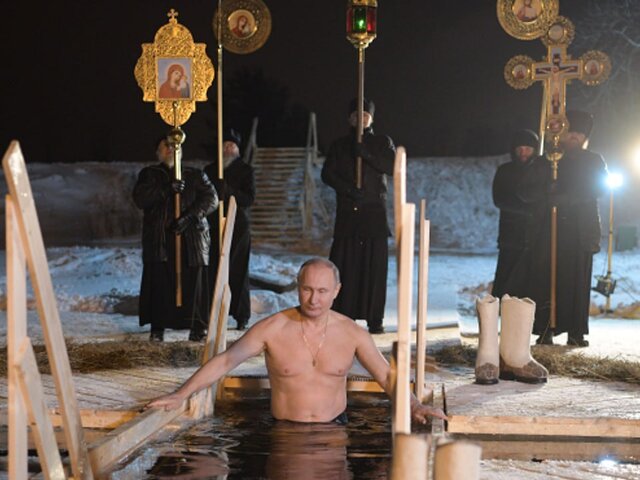 Путин по традиции окунулся в купель на Крещение