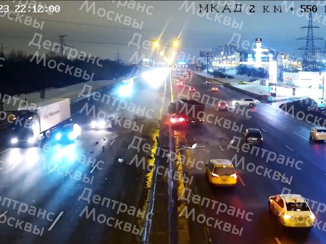 Несколько автомобилей столкнулись на МКАД в районе пересечения с шоссе Энтузиастов