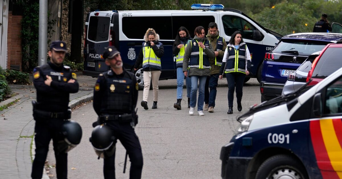Подозреваемый в отправке писем со взрывчаткой в Испании не признает вину в терроризме