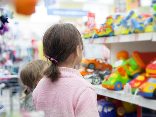 Психолог рассказала, как нужно реагировать на воровство детей в магазинах