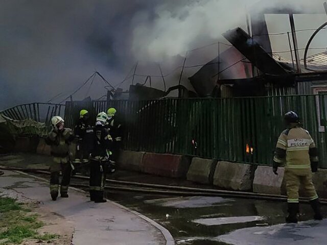 Спасатели потушили пожар в бытовках на северо-западе Москвы