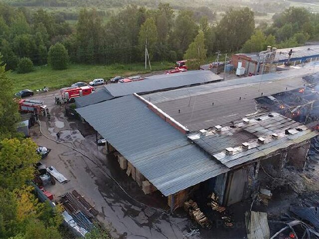 Открытое горение на заводе в подмосковном Волоколамске ликвидировали