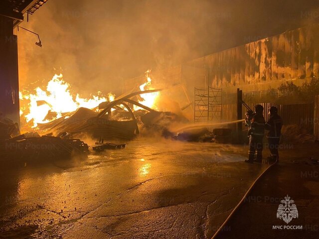 Пожар произошел на заводе по изготовлению паллет в подмосковном Волоколамске