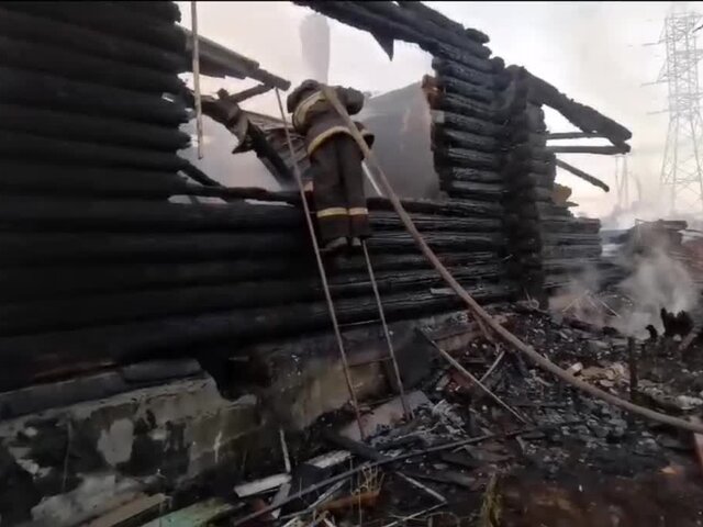Открытое горение двух частных домов и хозпостроек ликвидировали в Екатеринбурге