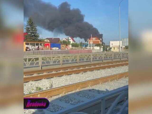 В Екатеринбурге загорелись два частных дома и хозпостройки