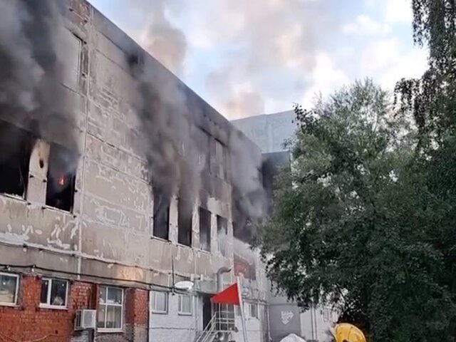 Пожар потушили на складе в Санкт-Петербурге
