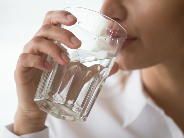 Врач посоветовала пить больше воды при отравлении