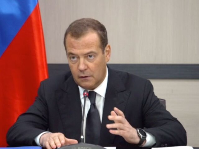 Медведев потребовал продолжить работу над созданием надежной системы ПВО