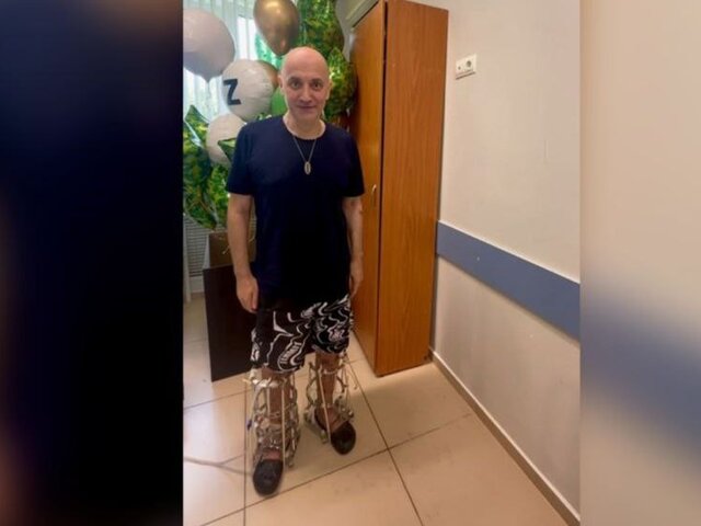 Прилепин опубликовал видео, где он впервые с момента покушения стоит на ногах